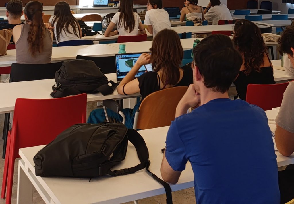 Immagine di studenti in aula durante una lezione