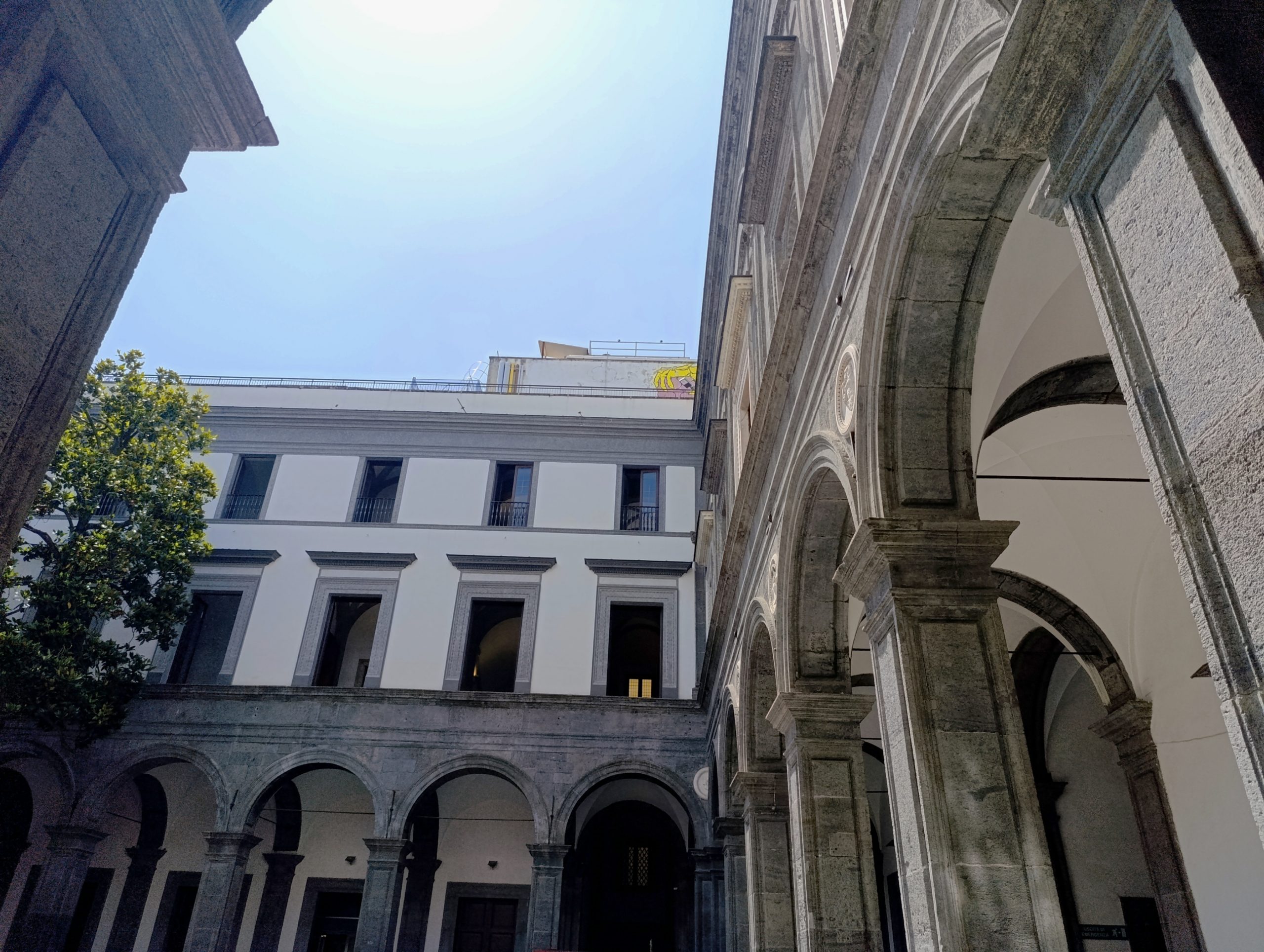 Immagine del cortile di Palazzo gravina